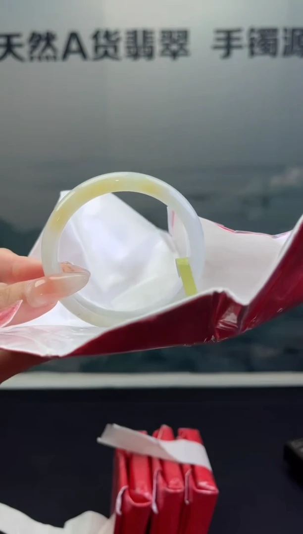 翡翠手镯未镶嵌翡翠手镯3