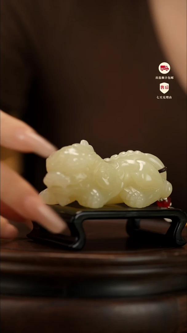 云南石竹叶青雕刻：吞金貔貅手把件摆件