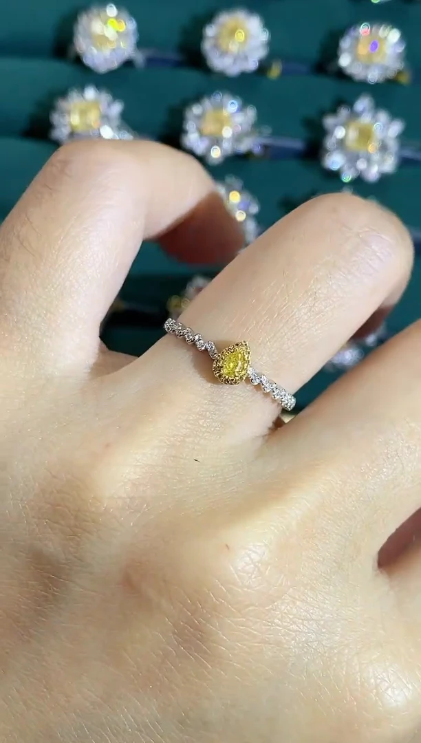 18K金镶嵌戒指钻石戒指