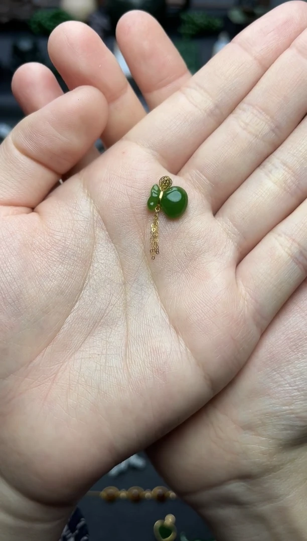 颈饰18K金镶嵌和田玉钱袋06