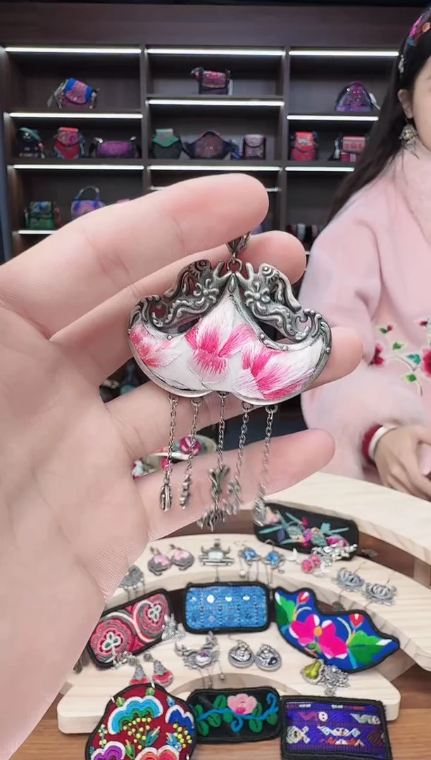 织绣22蒙阿苏苗绣传承店