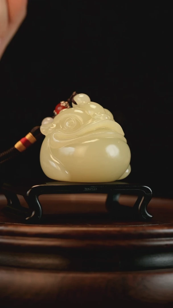 云南石竹叶青雕刻：招财金蟾