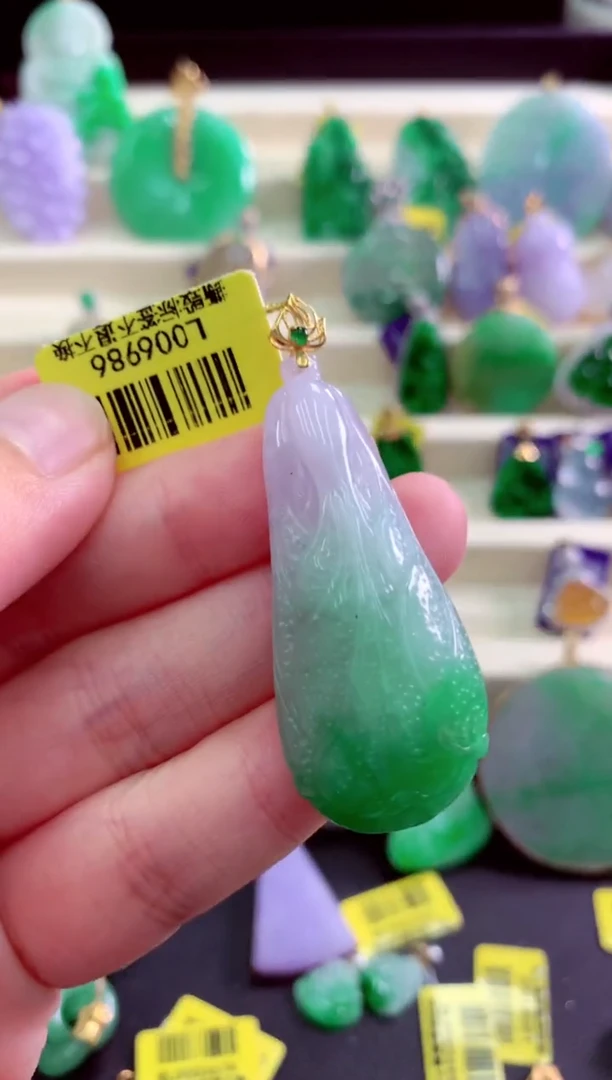 颈饰18K金镶嵌翡翠挂件