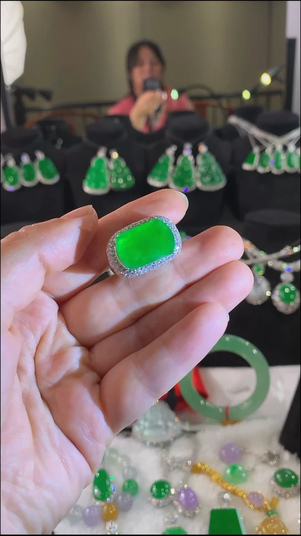 18K金镶嵌戒指翡翠戒指