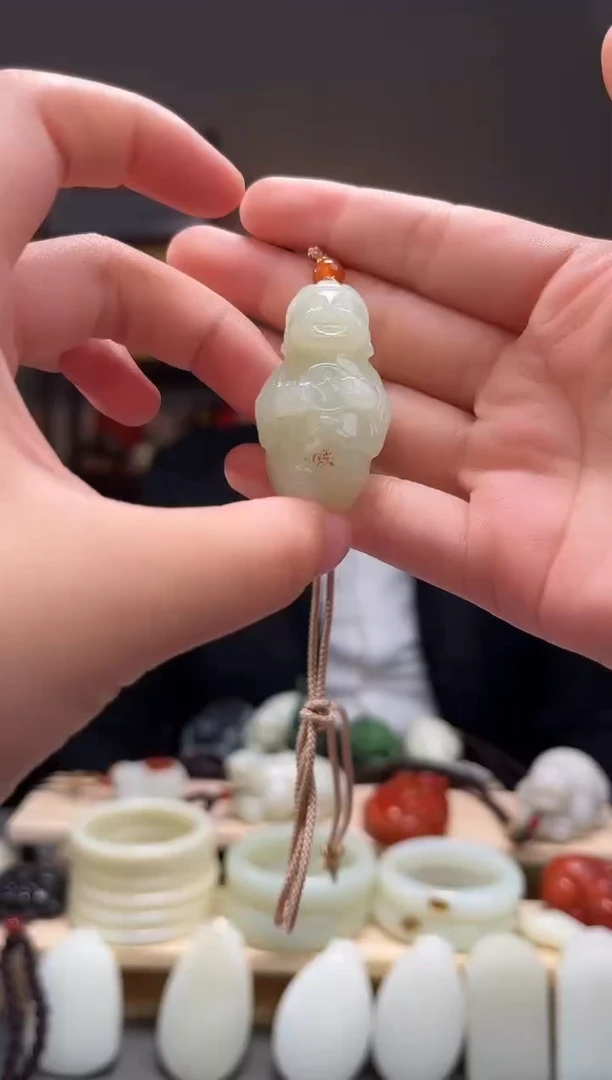 颈饰未镶嵌和田玉吊坠
