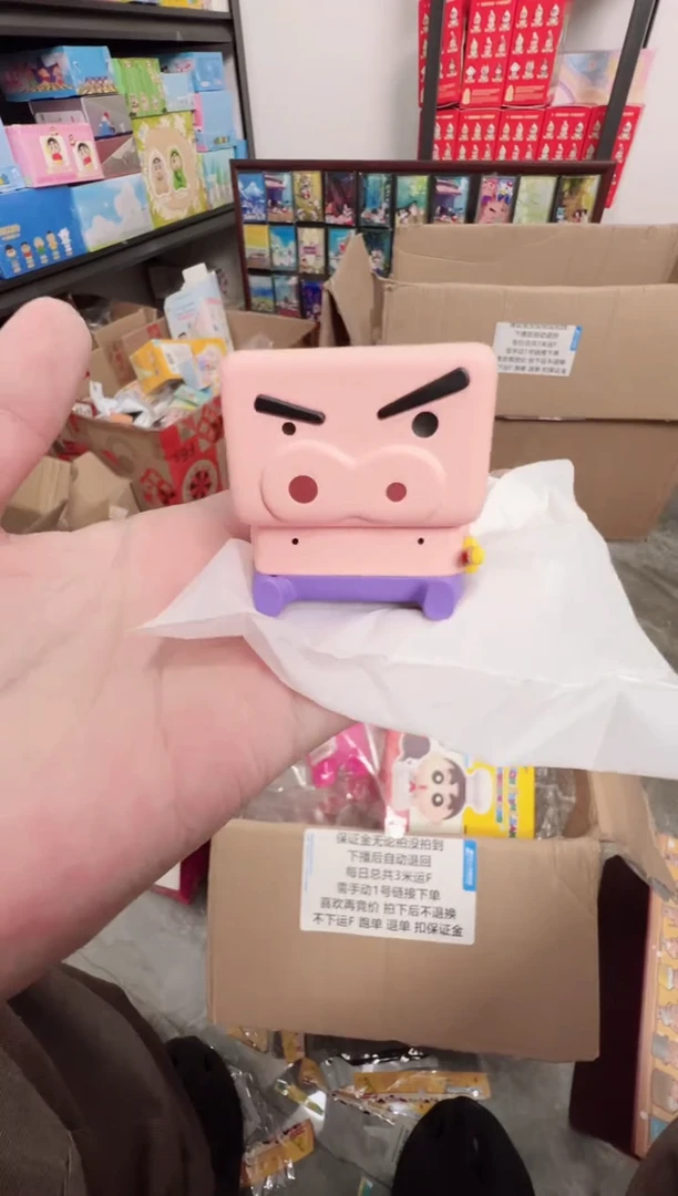 搪胶正版蜡笔小新方块猪猪