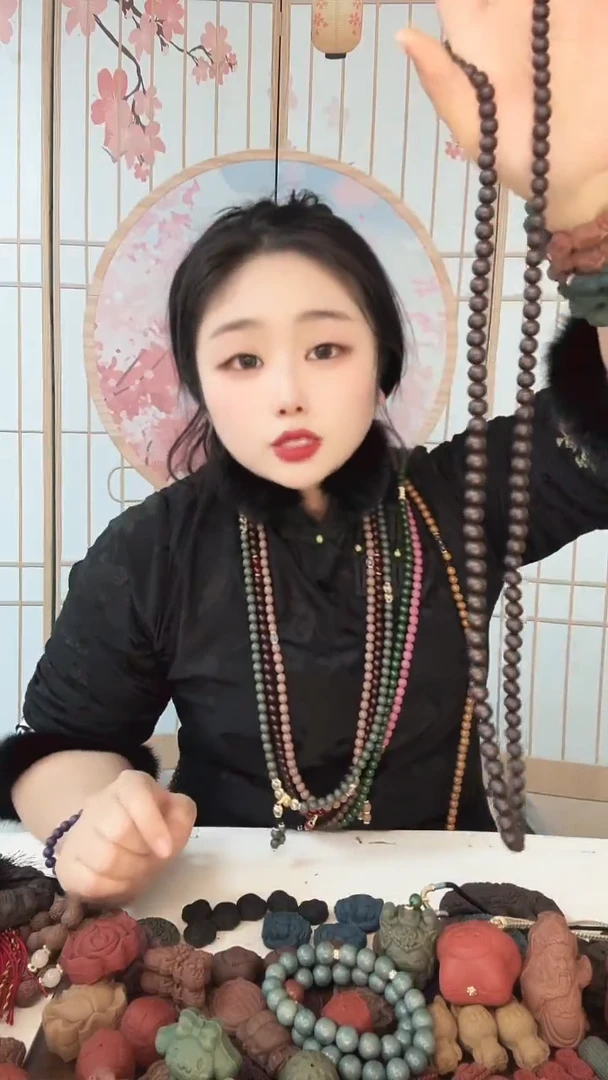 泥塑邱（活扣）内府脖挂（券）