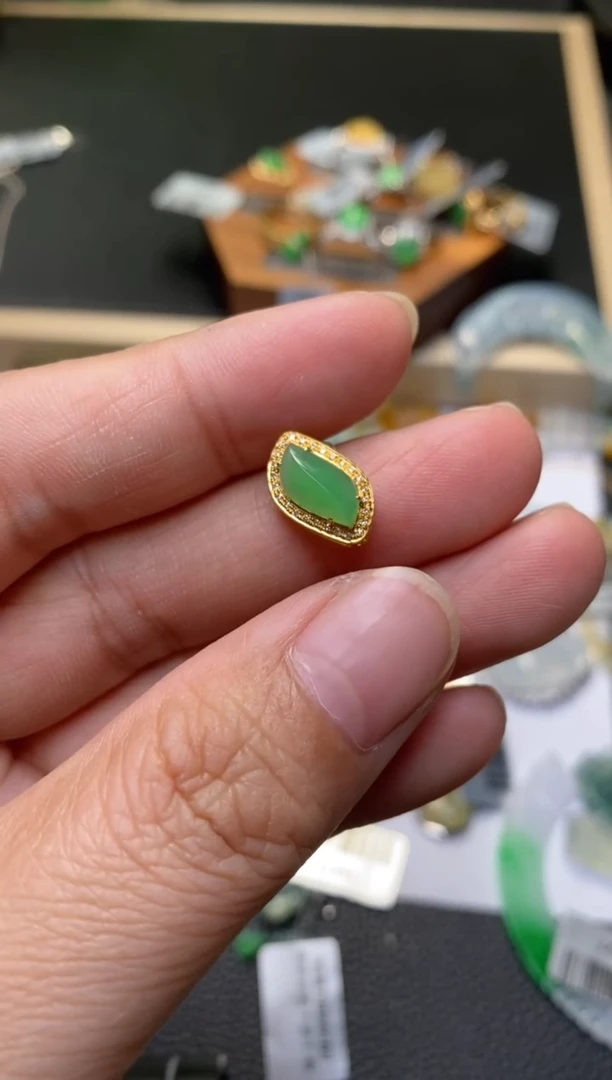 颈饰18K金镶嵌翡翠八***?净货27389