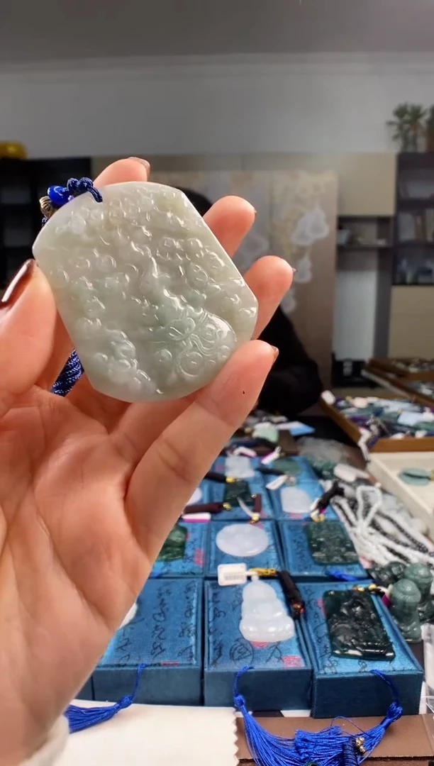 颈饰未镶嵌翡翠  多样性发其一