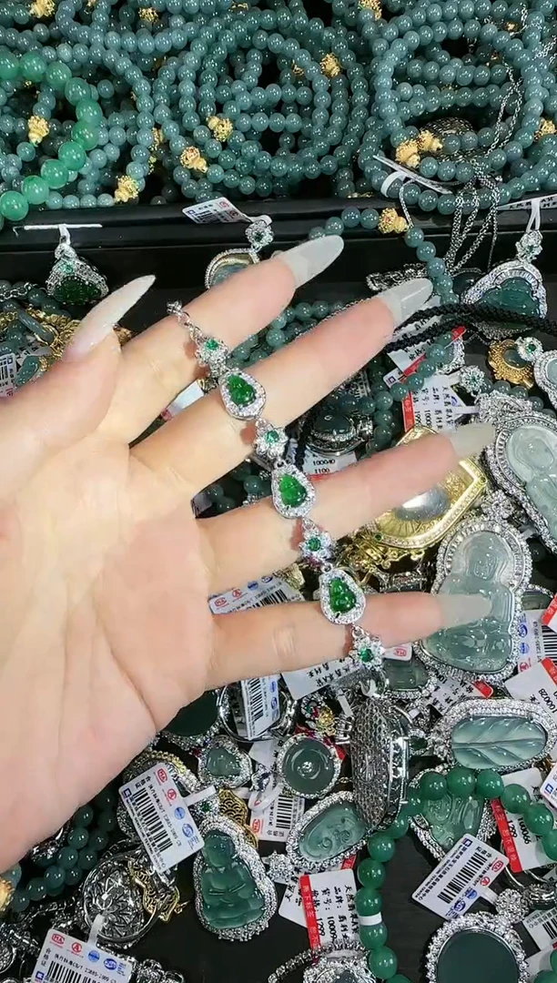 【闪购商品】翡翠吊坠(赠链)未镶嵌天然翡翠A货