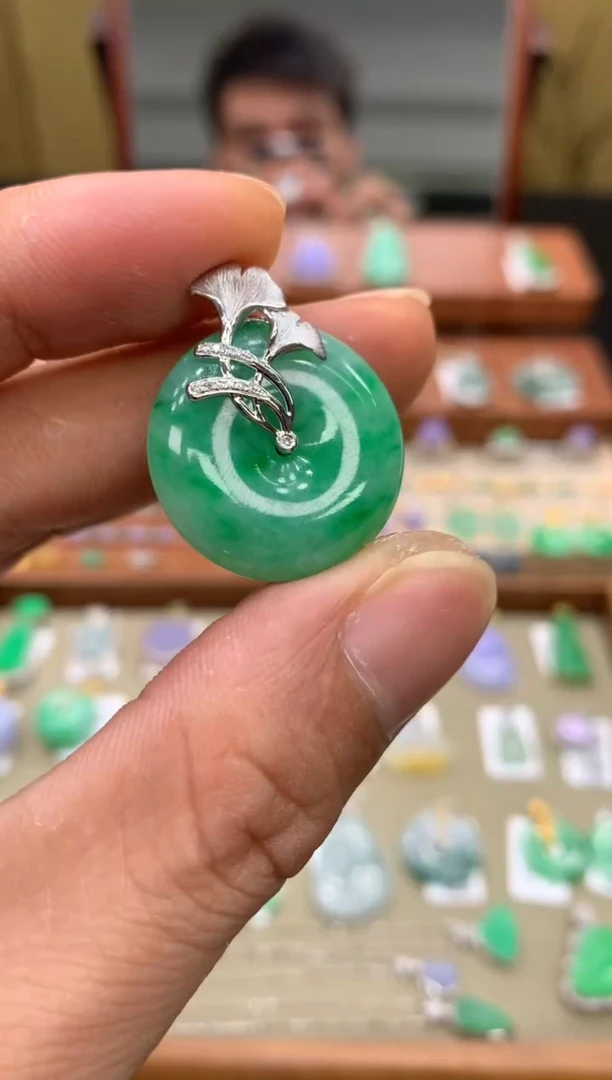 吊坠(不含链)18K金镶嵌翡翠碳**咛平安扣