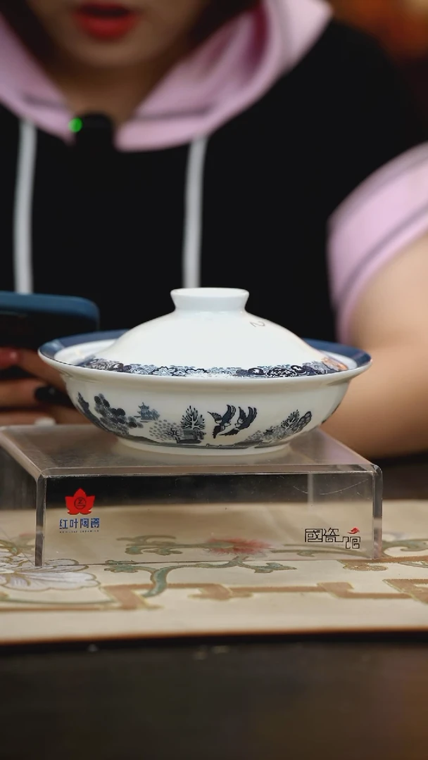 1个微瑕古典园林8英寸金架盖碗