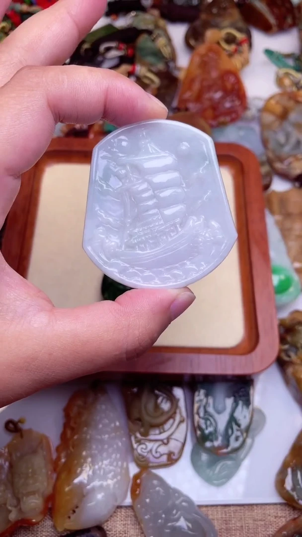 颈饰未镶嵌翡翠浪****。一帆风顺