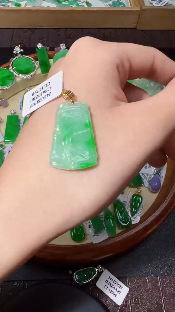 【闪购商品】翡翠颈饰18K金镶嵌我