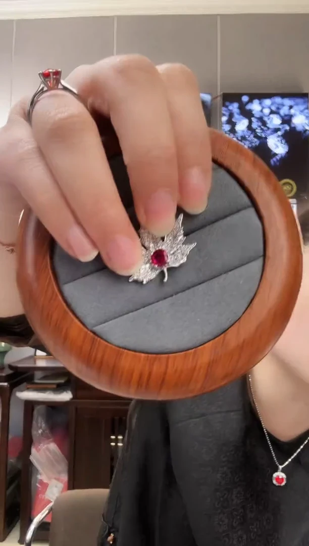 主播定制链接 枫叶胸针