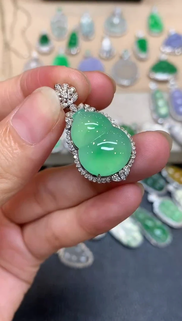 颈饰18K金镶嵌翡翠葫芦【无服务费