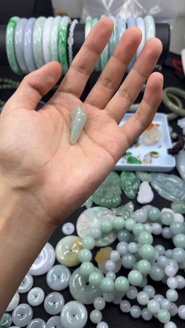 翡翠未镶嵌颈饰玉兰花