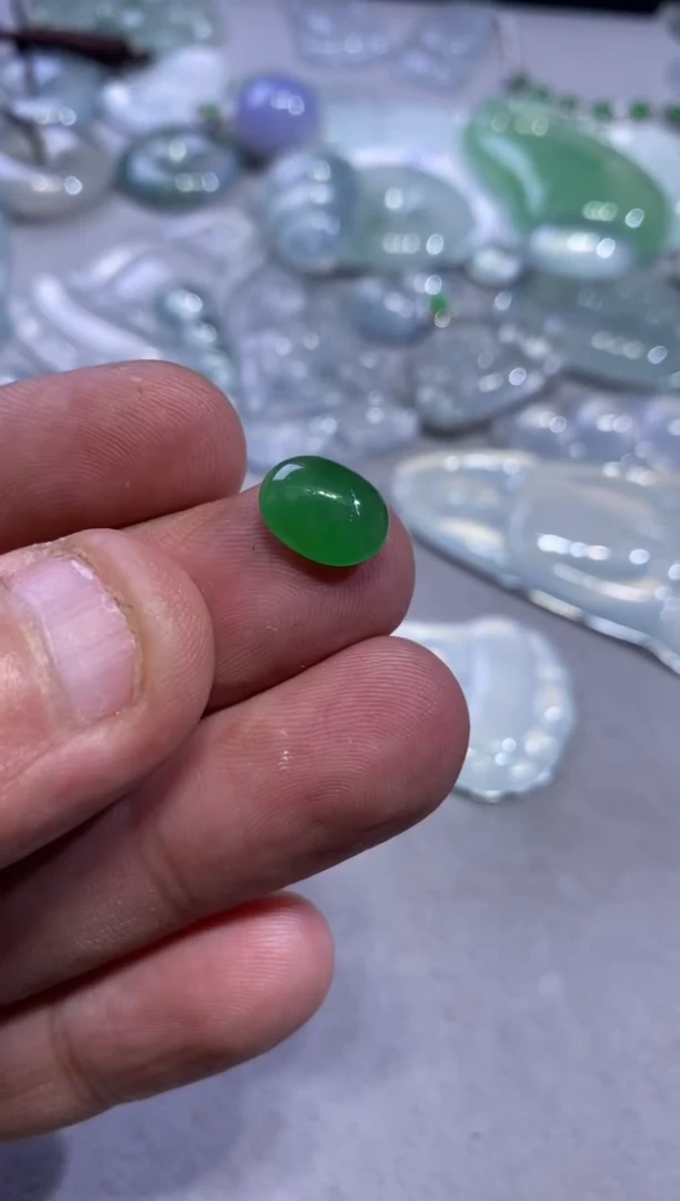 颈饰未镶嵌翡翠蛋面3880  10.9  8.6  4.1