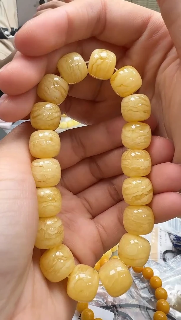 未镶嵌琥珀裸石如图