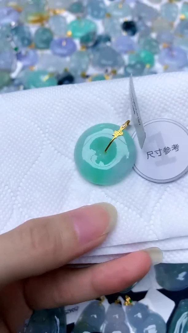 颈饰18K金镶嵌翡翠天然A货翡翠