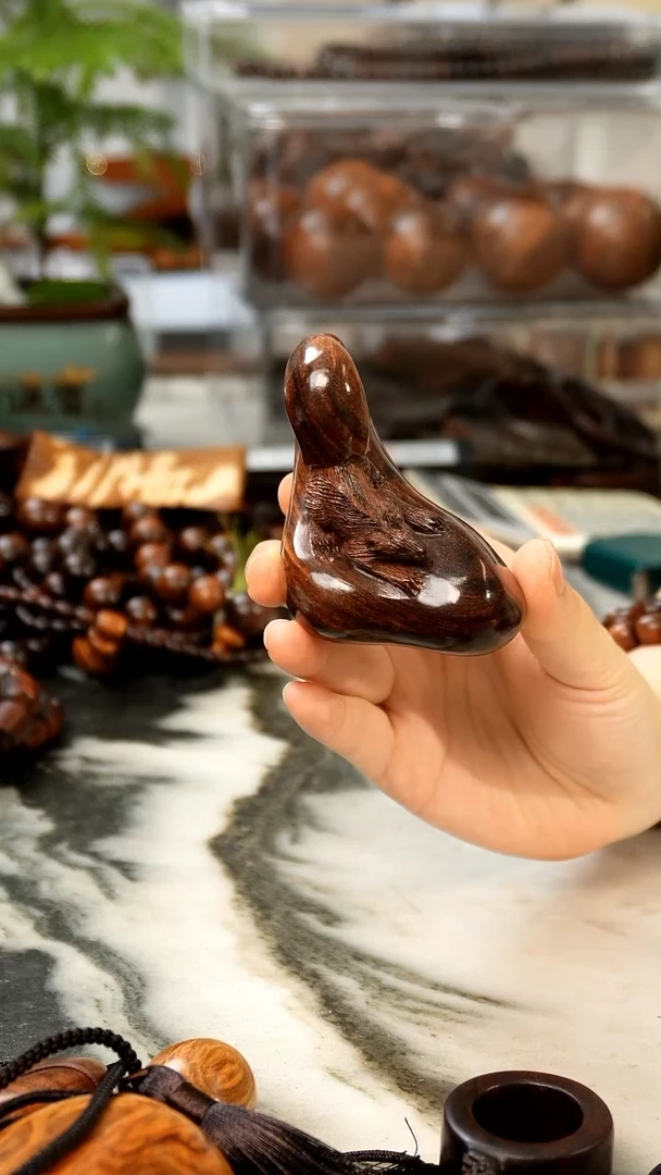 黄花梨/降香黄檀抱****无海黄鼠你有钱手把件