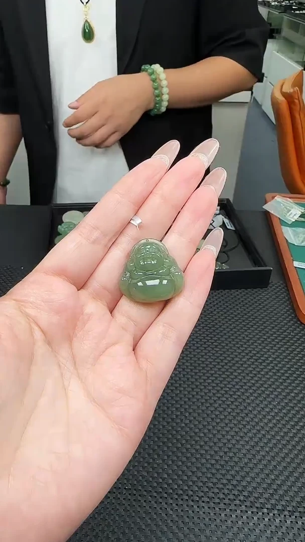 吊坠(不含链)未镶嵌和田玉一个，多样性发一件