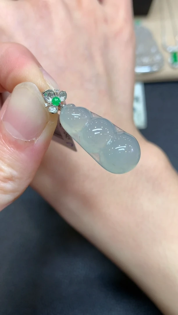 【闪购商品】翡翠颈饰18K金镶嵌福豆【无服务费】