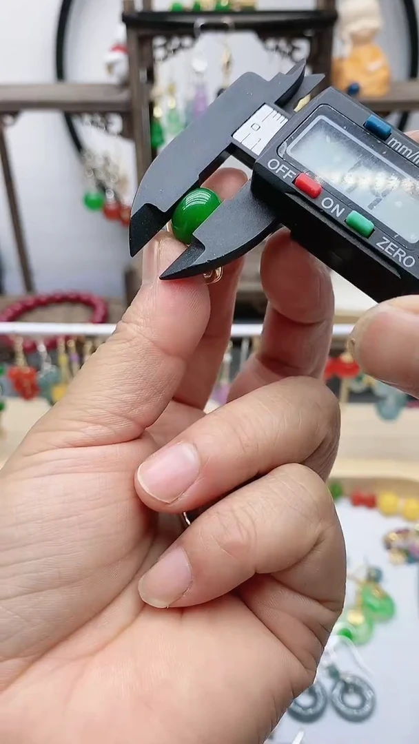 未镶嵌石英质玉（天山翠）耳饰50