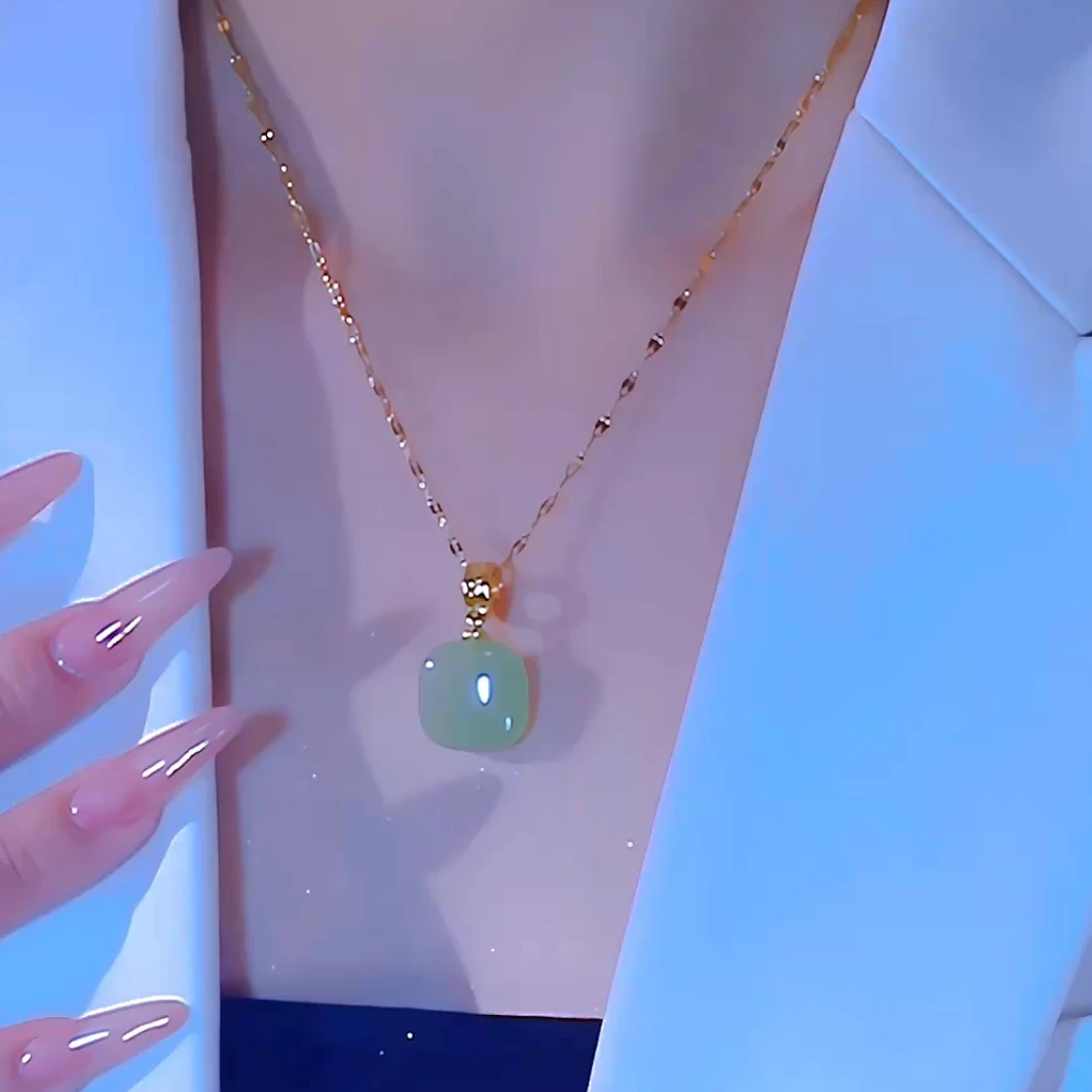 钛钢项链 新款镶嵌小方糖方块无事牌锁骨链吊坠时尚女款项链坠