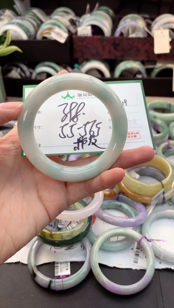 定制翡翠未镶嵌毛货需精细抛光+多人