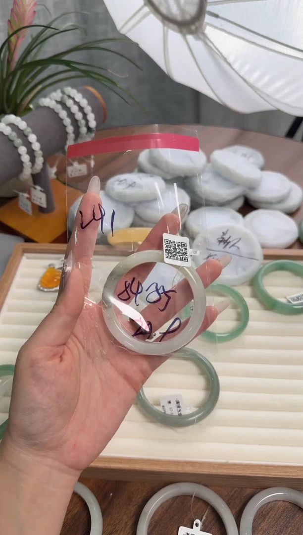 未镶嵌手镯石英质玉241