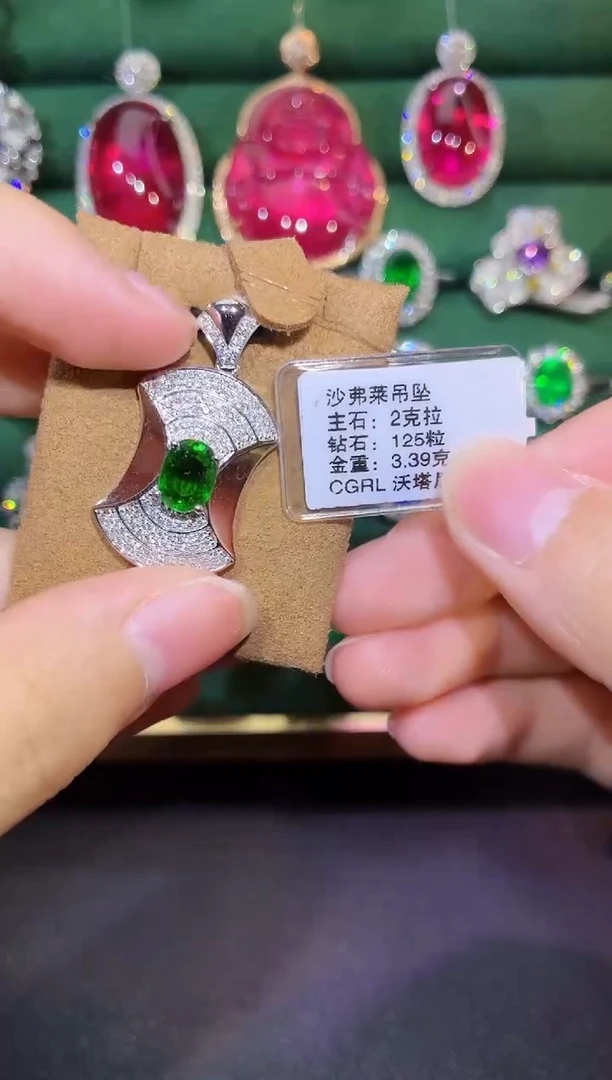 吊坠(不含链)18K金镶嵌石榴石（沙弗莱）2克拉