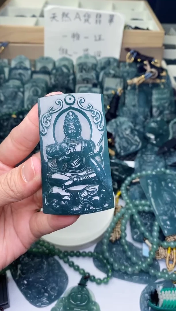 颈饰未镶嵌翡翠