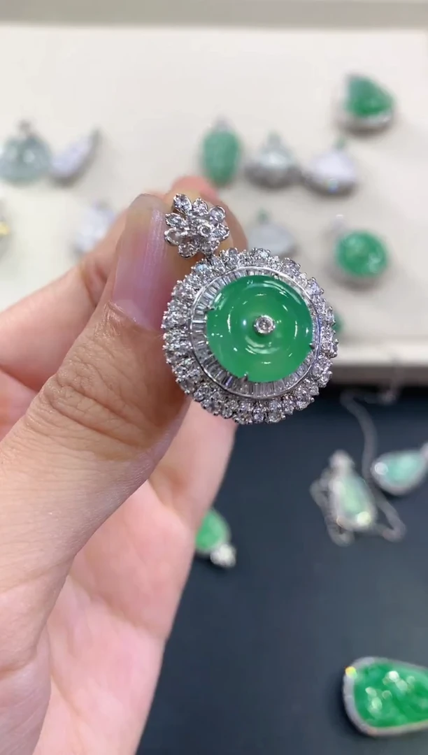 翡翠18K金镶嵌吊坠(不含链)V53春日珠宝