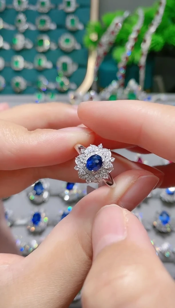 18K金戒指蓝宝石18K金镶嵌.