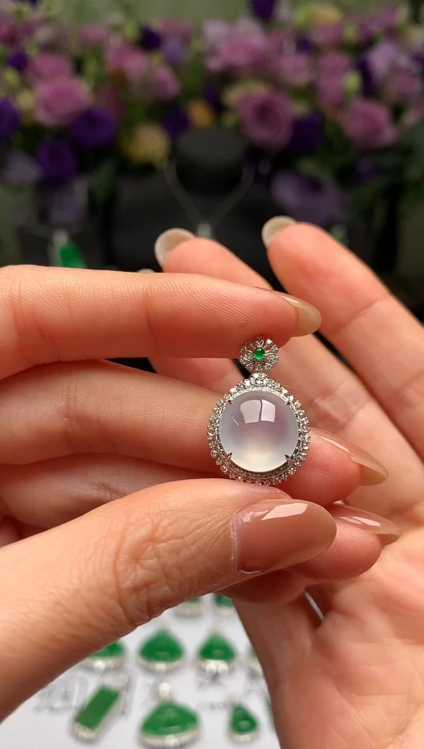 颈饰18K金镶嵌翡翠冰蛋