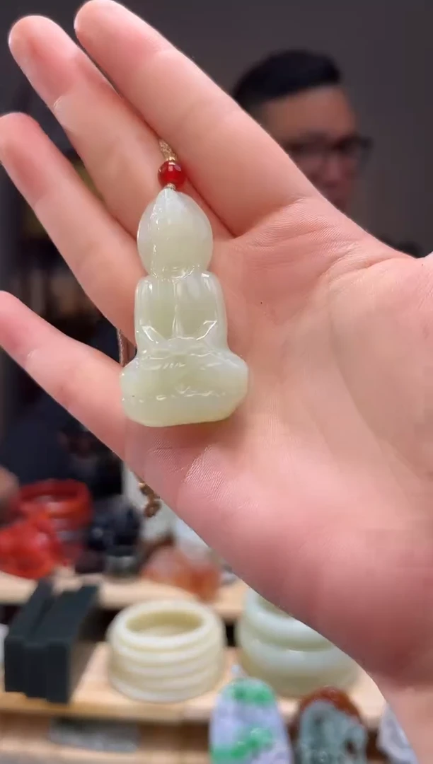 颈饰未镶嵌和田玉吊坠