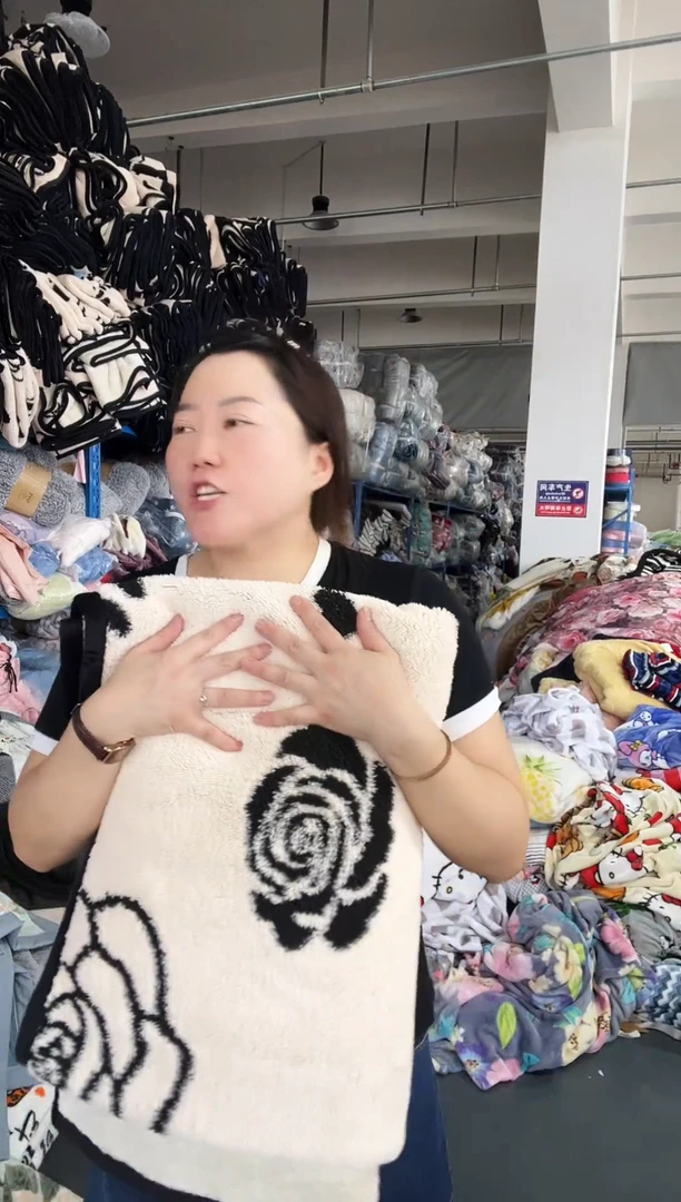 混纺主板上手上展示的 产品