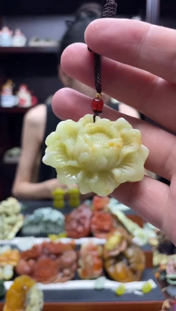 岫玉未镶嵌吊坠·