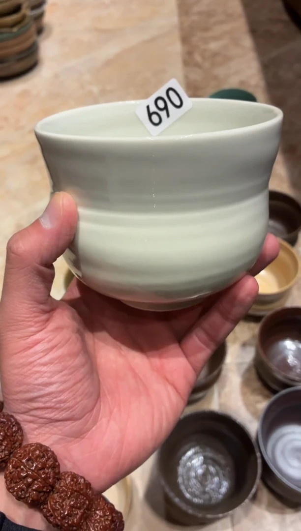 瓷片1****7690微瑕白釉手工扭扭碗