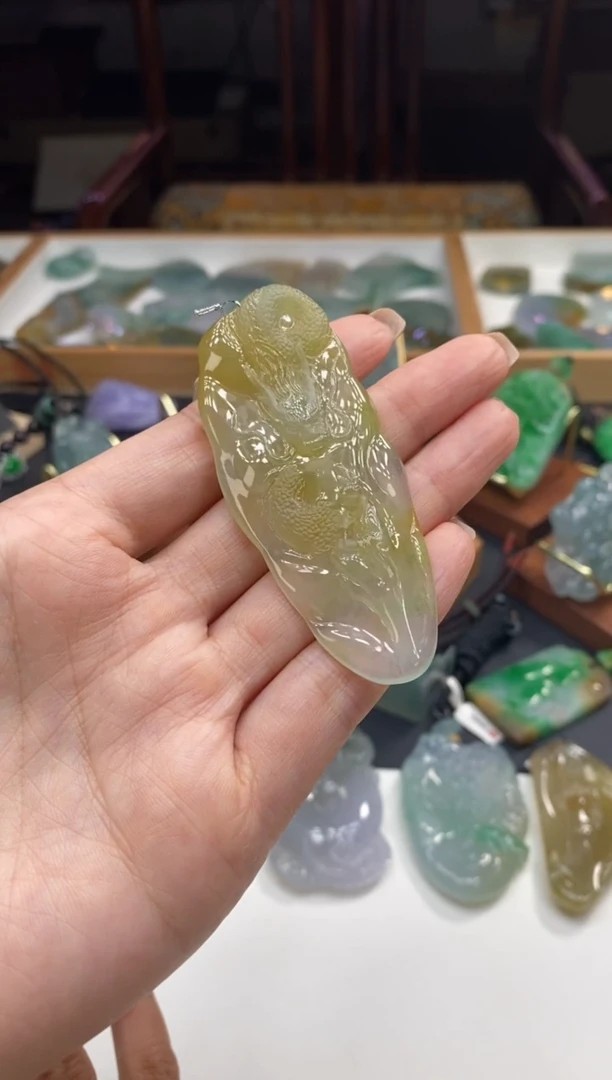 颈饰未镶嵌翡翠龙牌