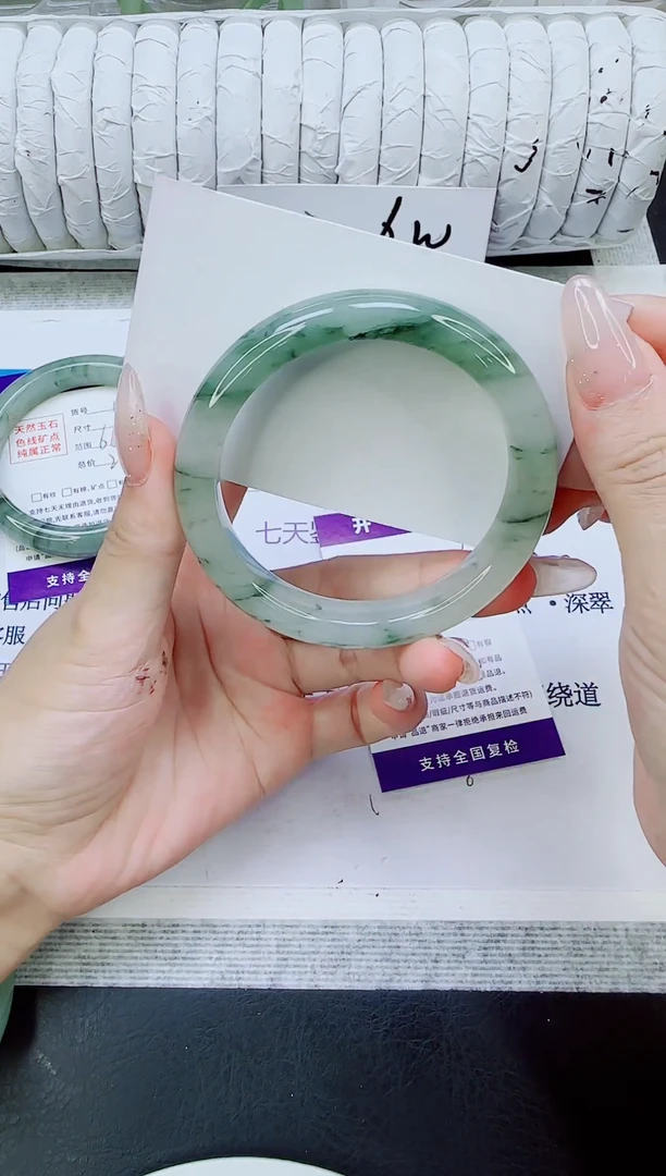 未镶嵌手镯石英质玉136/56.3