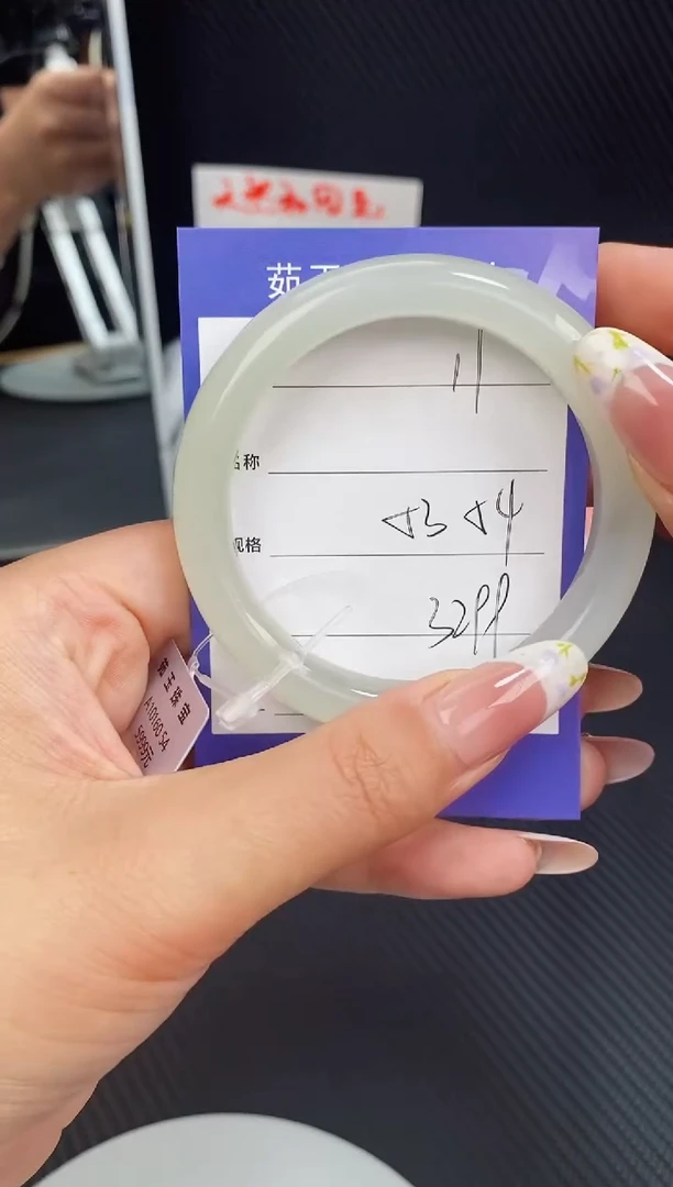 和田玉手镯未镶嵌微色差11