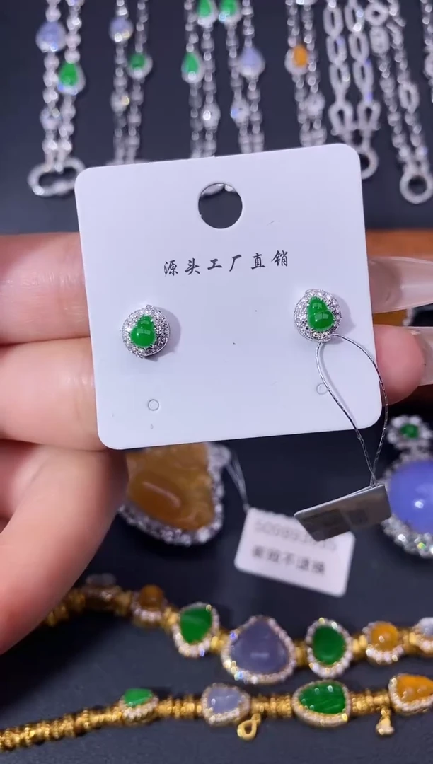 颈饰18K金镶嵌翡翠耳钉