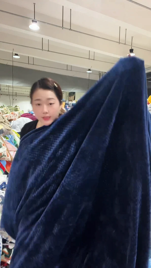 混纺主播手上展示的产品