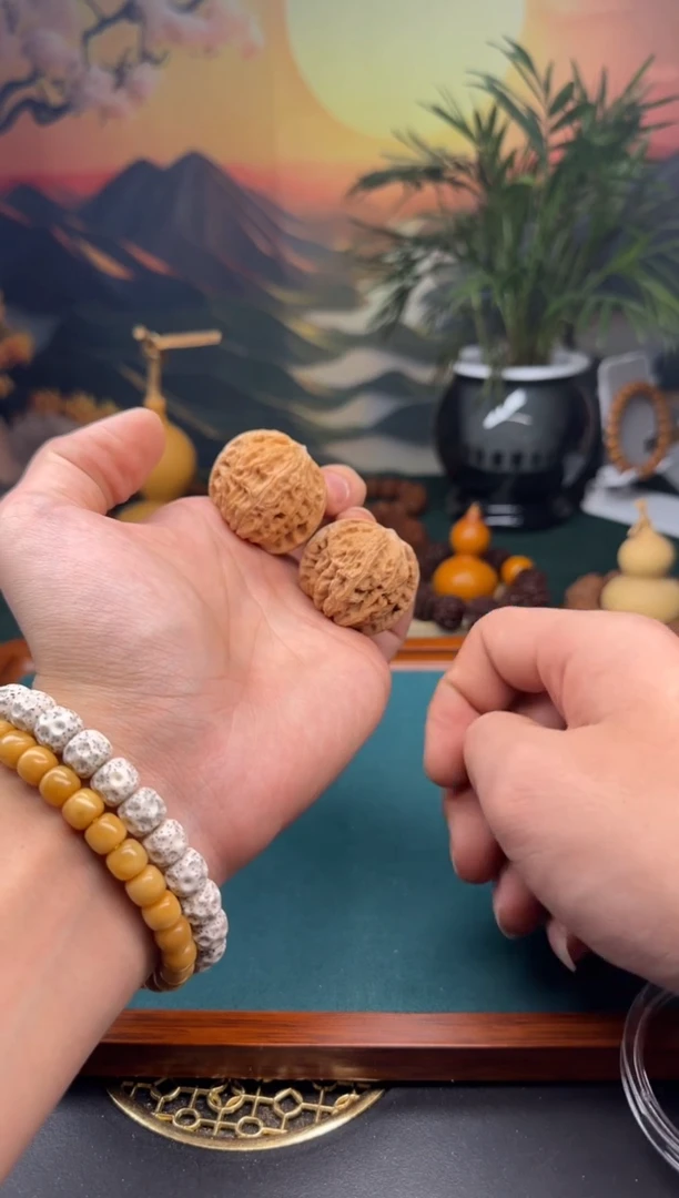 【闪购商品】文玩核桃吊坠磨盘核桃1等一对 （十磨九歪）