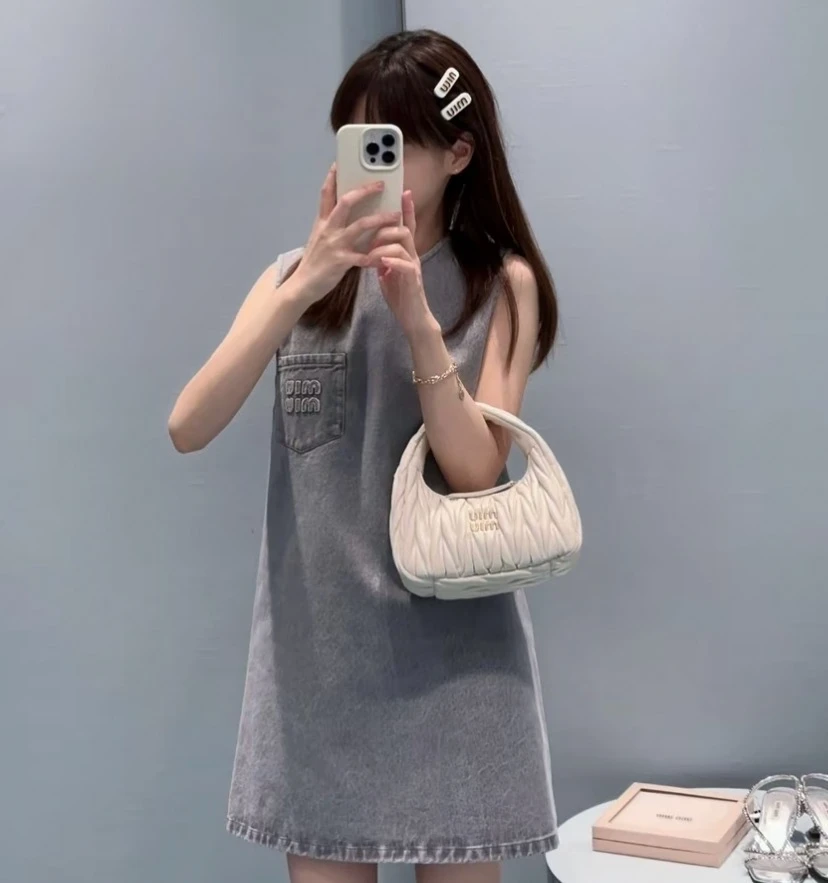 95新 MIU MIU/缪缪 GW0718  23款水洗做旧字母刺绣牛仔连衣裙