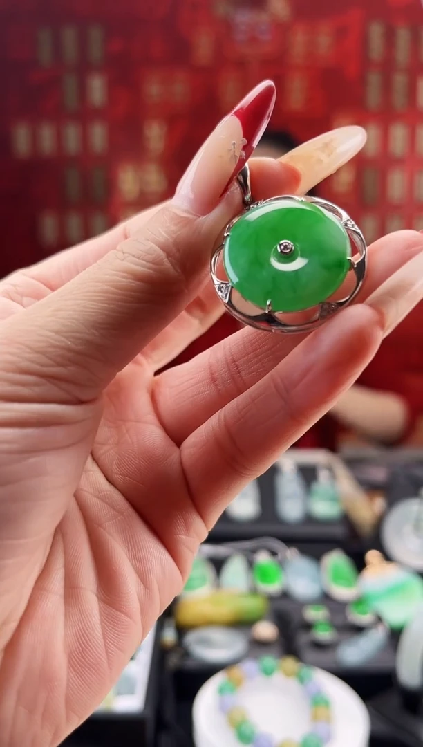 【闪购商品】翡翠颈饰18K金镶嵌吊坠