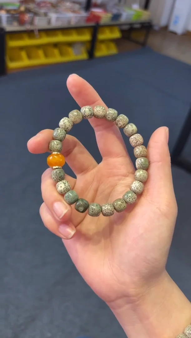 手链蜜蜡未镶嵌    9*10烟灰星月【雨过天晴】