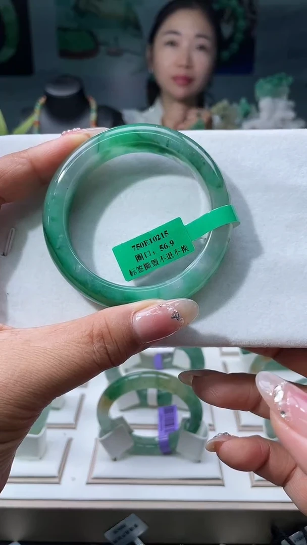 未镶嵌手镯石英质玉（非洲翠）手镯